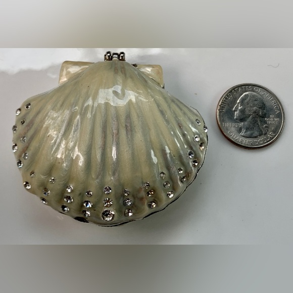 Vintage Footed Pearl Enameled Metal Magnetic Clasp Clamshell Ring Coin Box - Picture 14 of 16